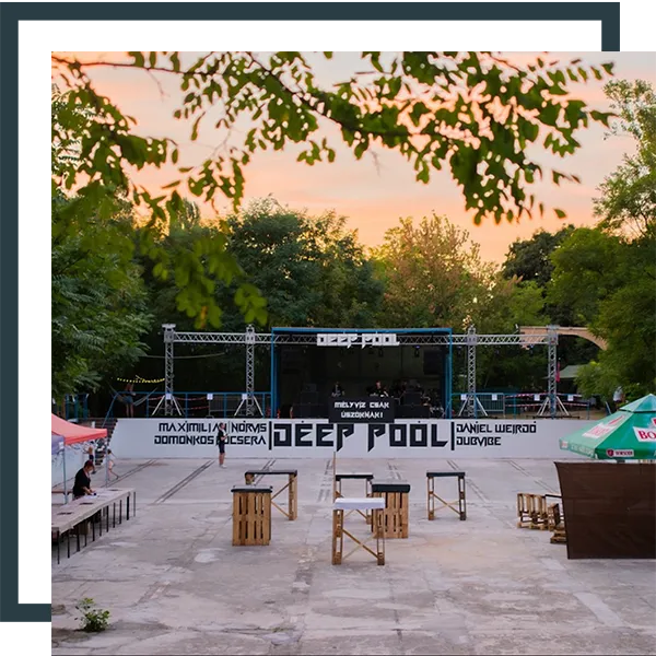 Deep Pool medence